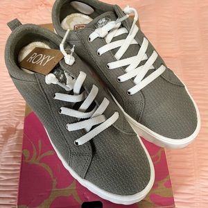 NWT Roxy Sheilahh platform sneakers - size 9